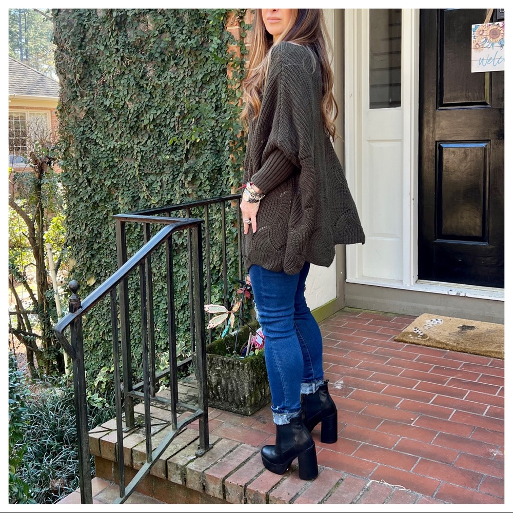Made in Italy Chic Scallop Hem Loose Fit Sweater - Picture 5 of 8